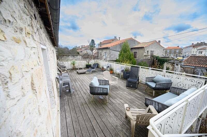 Appartement à vendre, 460m², Ruelle-sur-Touvre