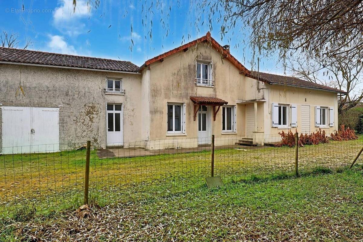 Maison à vendre, 195m², Mairé-Levescault