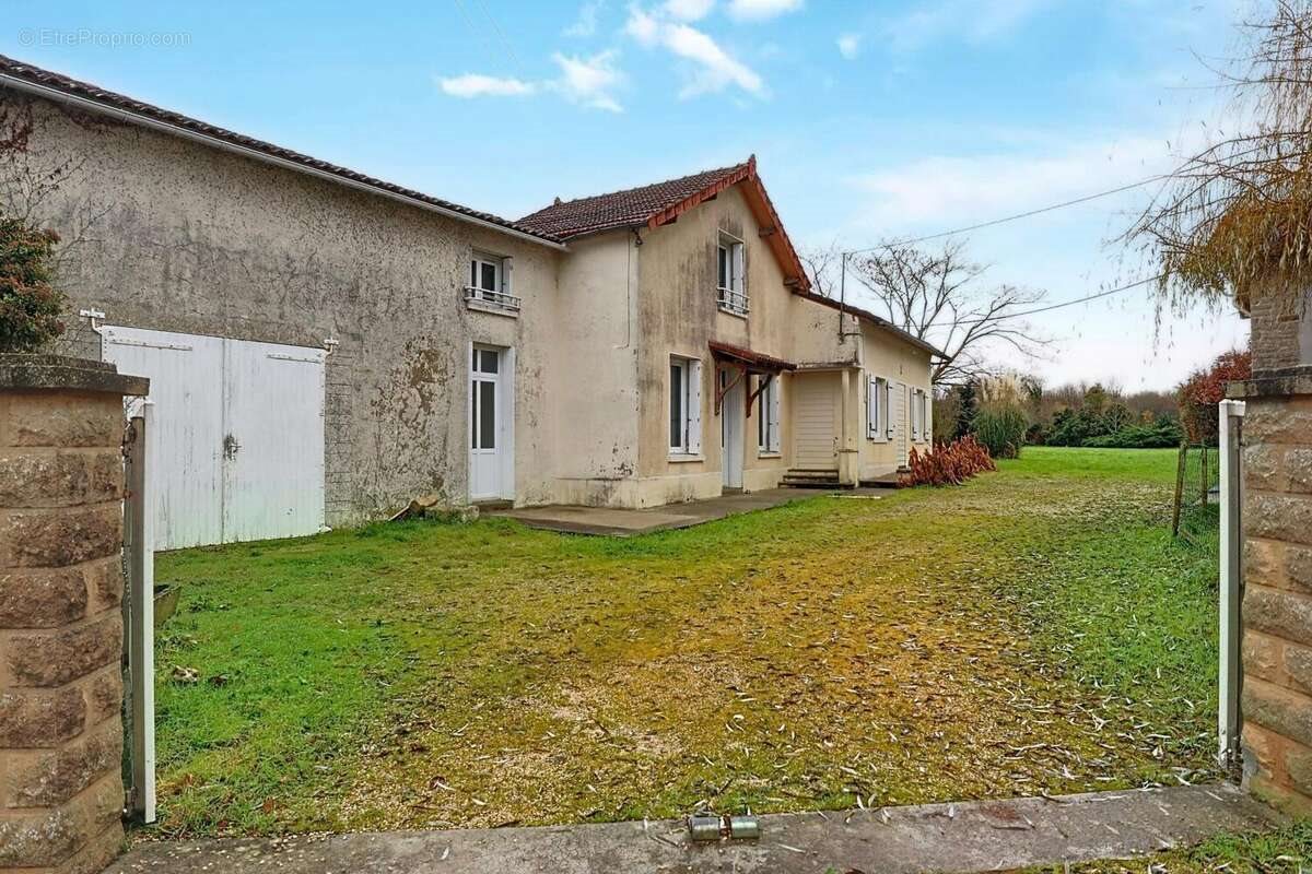 Maison à vendre, 195m², Mairé-Levescault