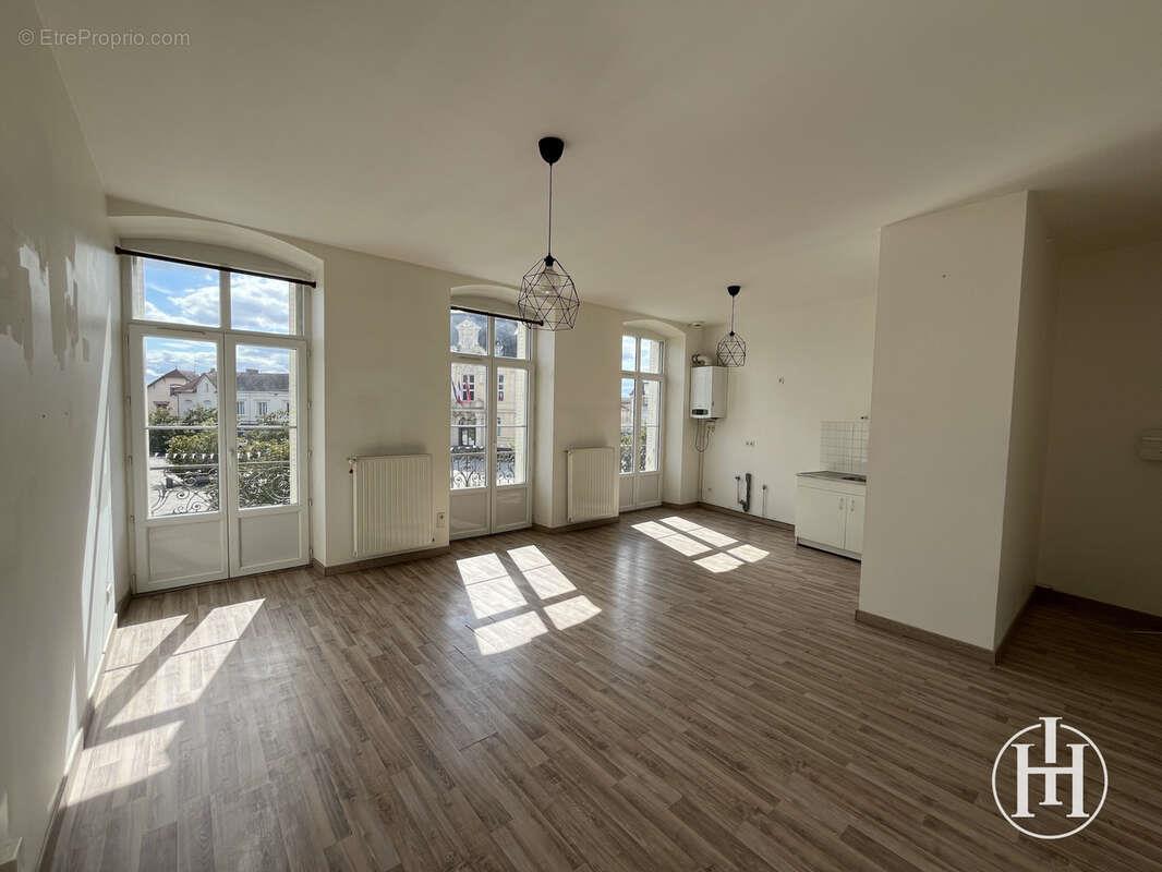 Appartement à vendre, 216m², Commentry