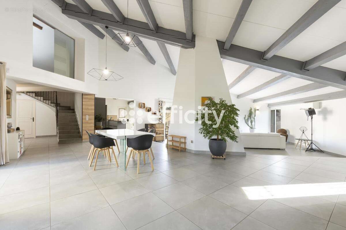 Maison à vendre, 284m², Rognac
