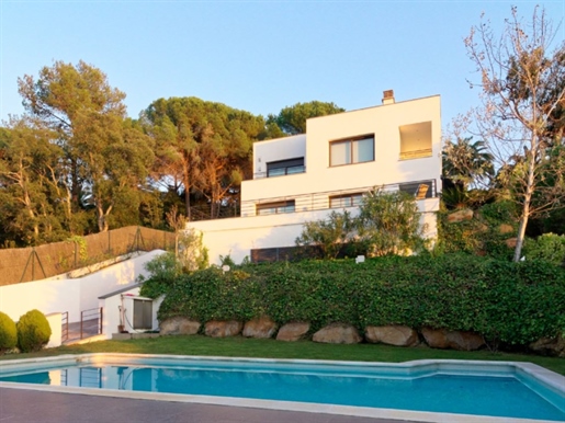 Wunderschöne Villa in der modernen Architektur , vor kurzem gebaut , in einer der besten Gegenden vo