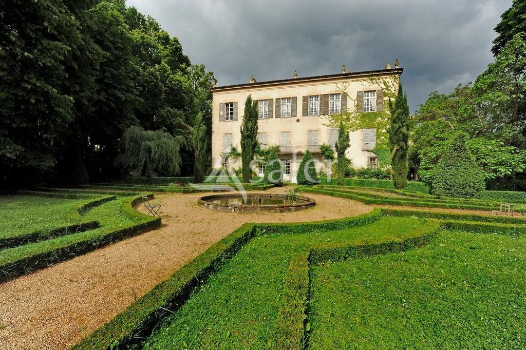 Superbe château Imsh sur parc 2.7 ha et vastes dépendances Thi