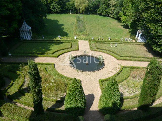 Superbe château Imsh sur parc 2.7 ha et vastes dépendances Thi