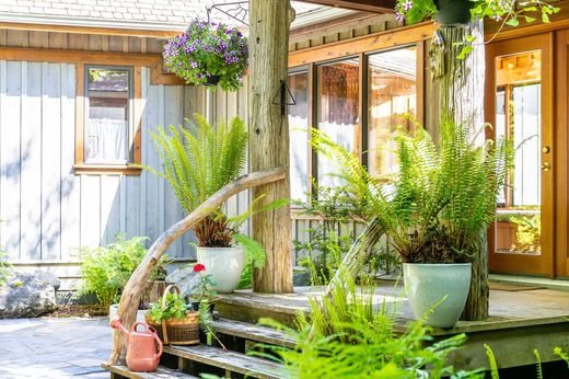 Luxury 5 bedroom Detached House for sale in Tofino, Canada