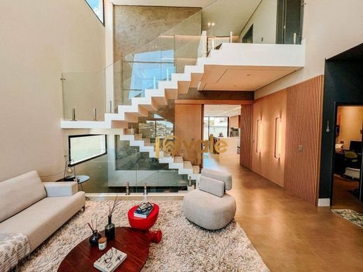 5 room luxury Villa for sale in São José dos Campos, São Paulo