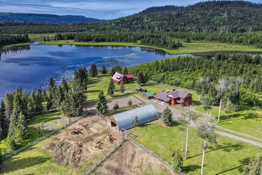 13 bedroom exclusive country house for sale in Bridge Lake, Canada