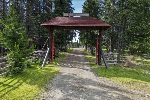 13 bedroom exclusive country house for sale in Bridge Lake, Canada