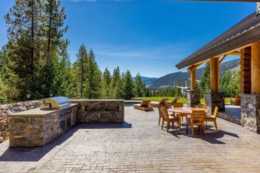 Exclusive country house for sale in Carmi, Canada