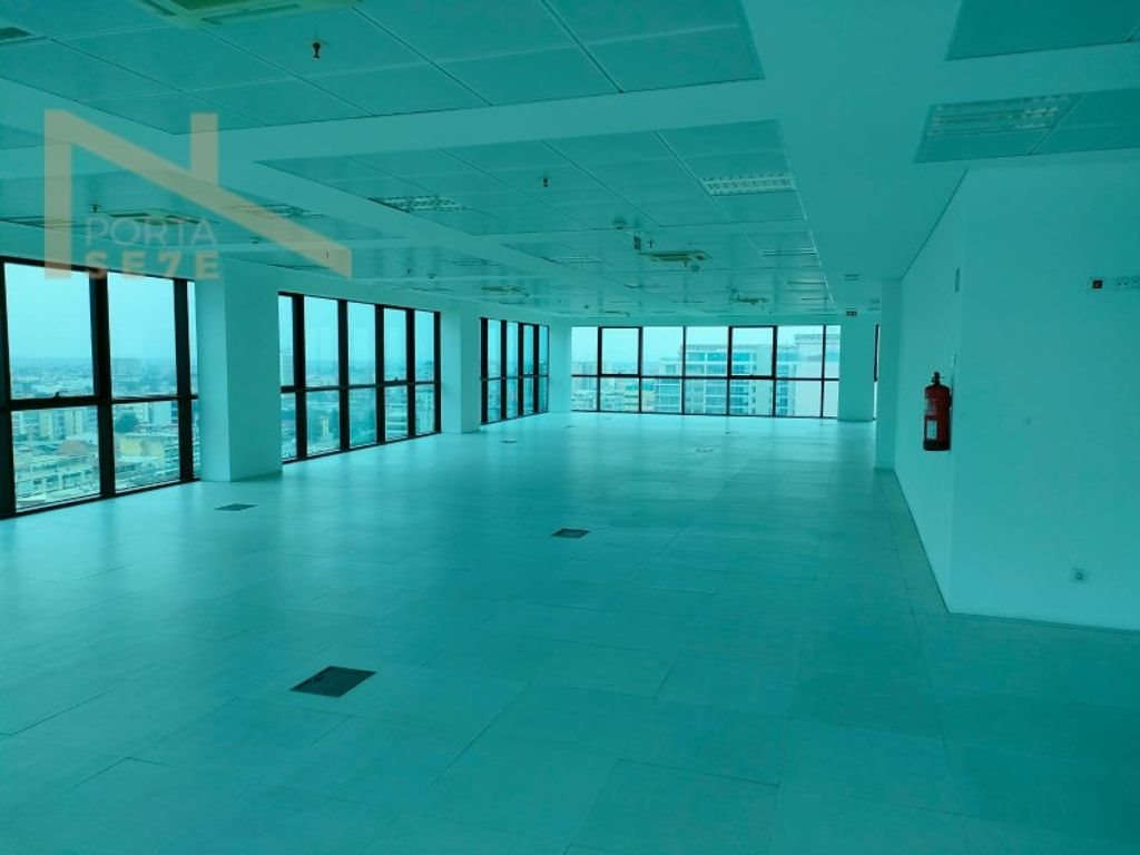 Office space for sale in Maculusso, Luanda, Luanda Province
