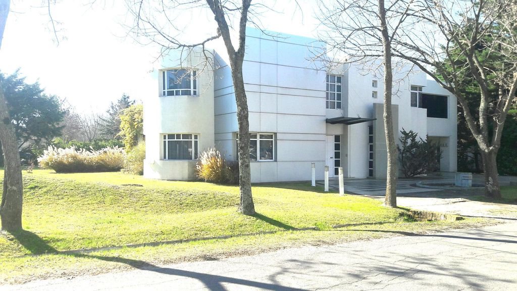 6 room luxury House for sale in Grand Bell Nº 194, City Bell, Provincia de Buenos Aires