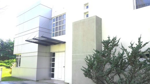 6 room luxury House for sale in Grand Bell Nº 194, City Bell, Provincia de Buenos Aires