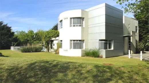 6 room luxury House for sale in Grand Bell Nº 194, City Bell, Provincia de Buenos Aires