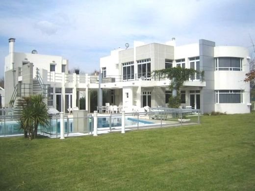 6 room luxury House for sale in Grand Bell Nº 194, City Bell, Provincia de Buenos Aires