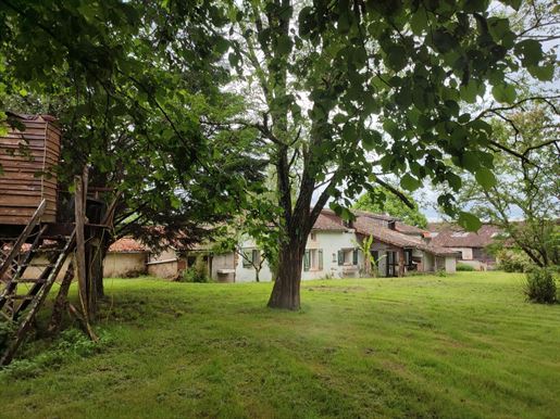 Deux belles maisons de campagne dans un terrain de 8000m² sans voisin