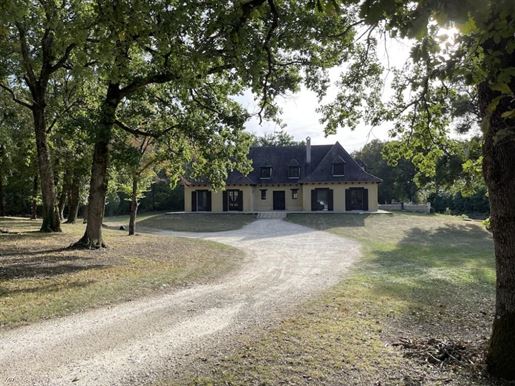 Jolie maison de style périgourdin avec une piscine et 4,5 ha  près d'Issigeac, Dordogne