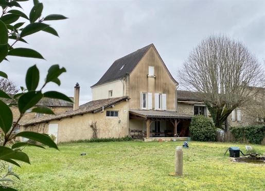 Spacious village house with garage and garden  in Beaumont-du-Périgord, Dordogne