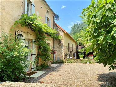 Restauriertes Bauernhaus mit Ferienhaus, traditionellen Nebengebäuden, Swimmingpool und 3 ha in der