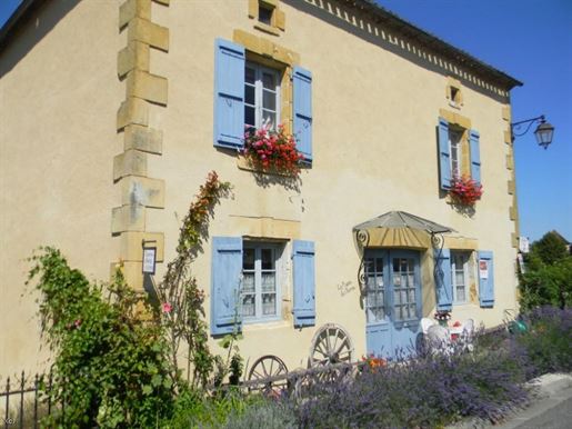 Attractive 4 bedroom village house with garden  in Monpazier, Dordogne