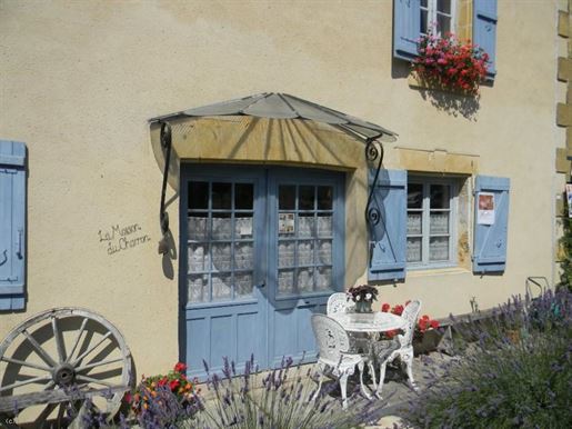 Attractive 4 bedroom village house with garden  in Monpazier, Dordogne