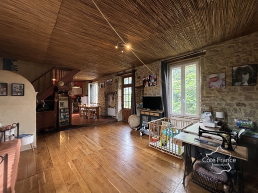 Beautiful and spacious house with very large garden, located 5 minutes from the center of Figeac.