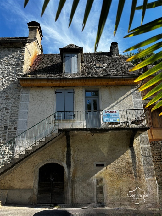 Hübsches Dorfhaus mit Blick auf das Lot in Vieillevie (15120)