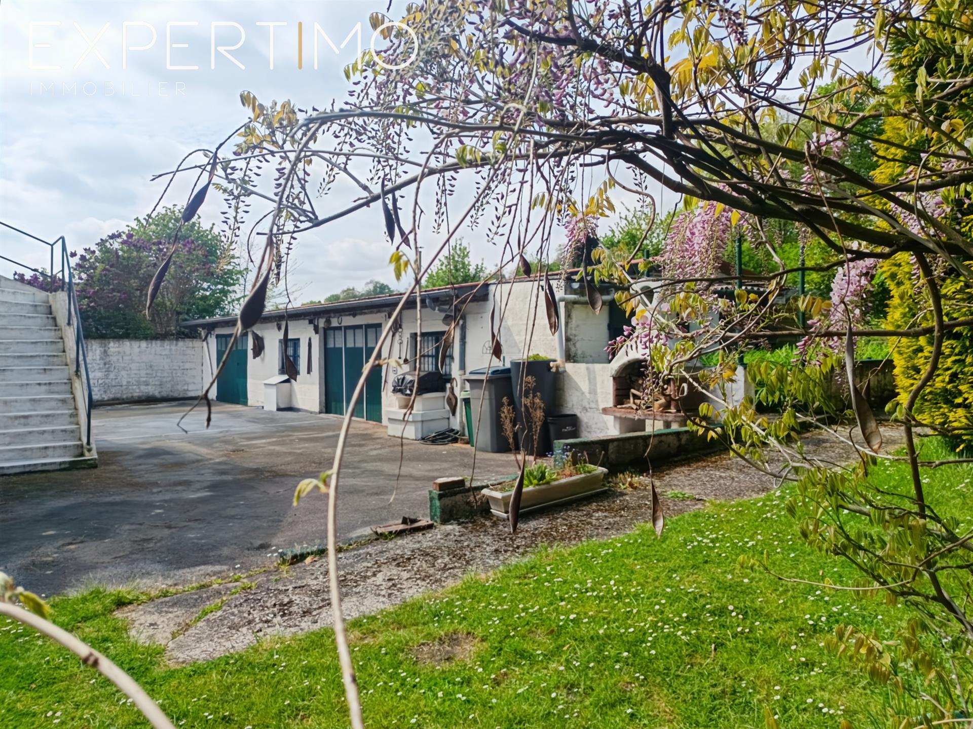 3 to 4 bedroom house with swimming pool!