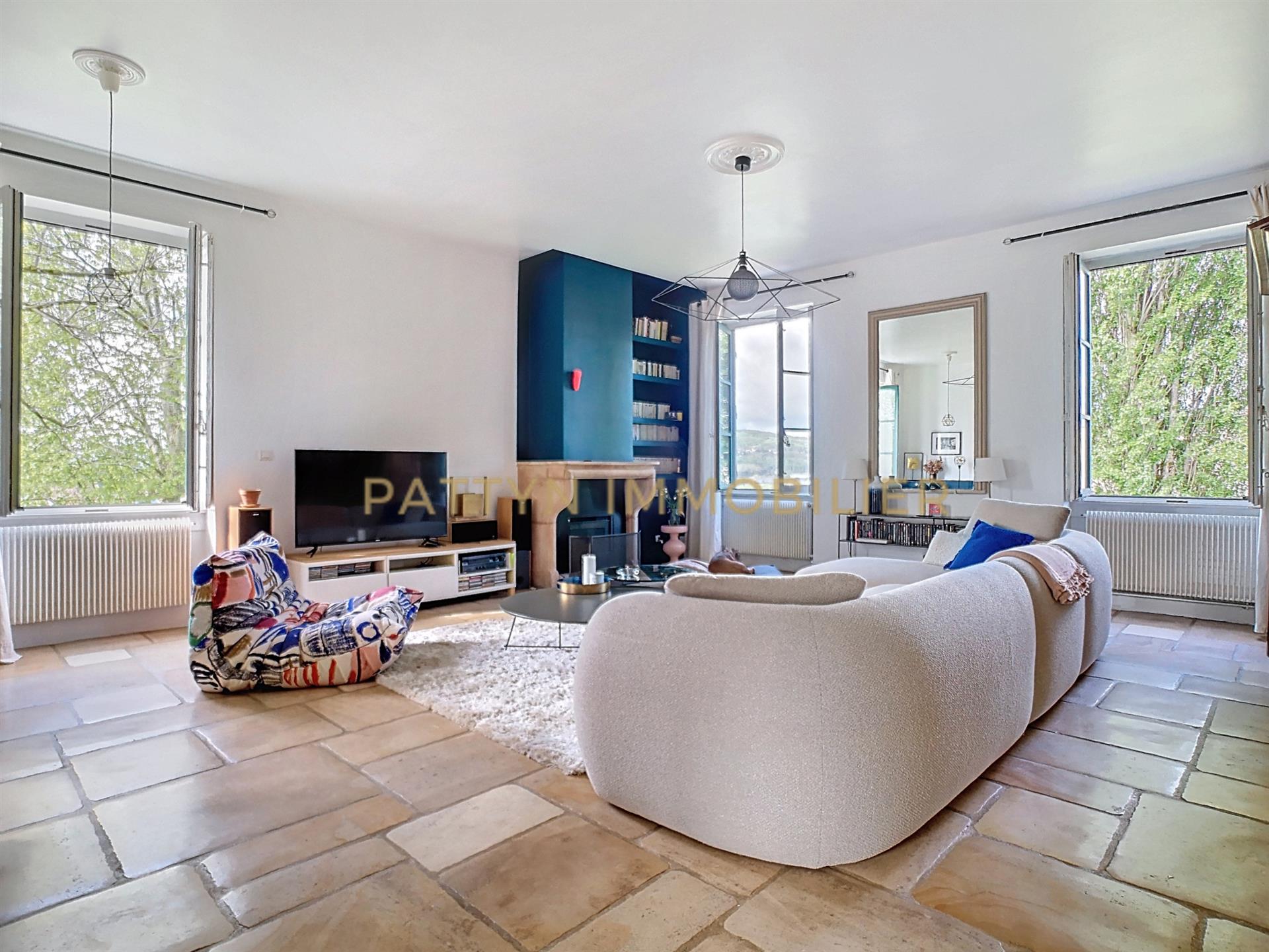 Sublime renovated T4 in a former convent of the eighteenth century, with shared garden Genay (69730)