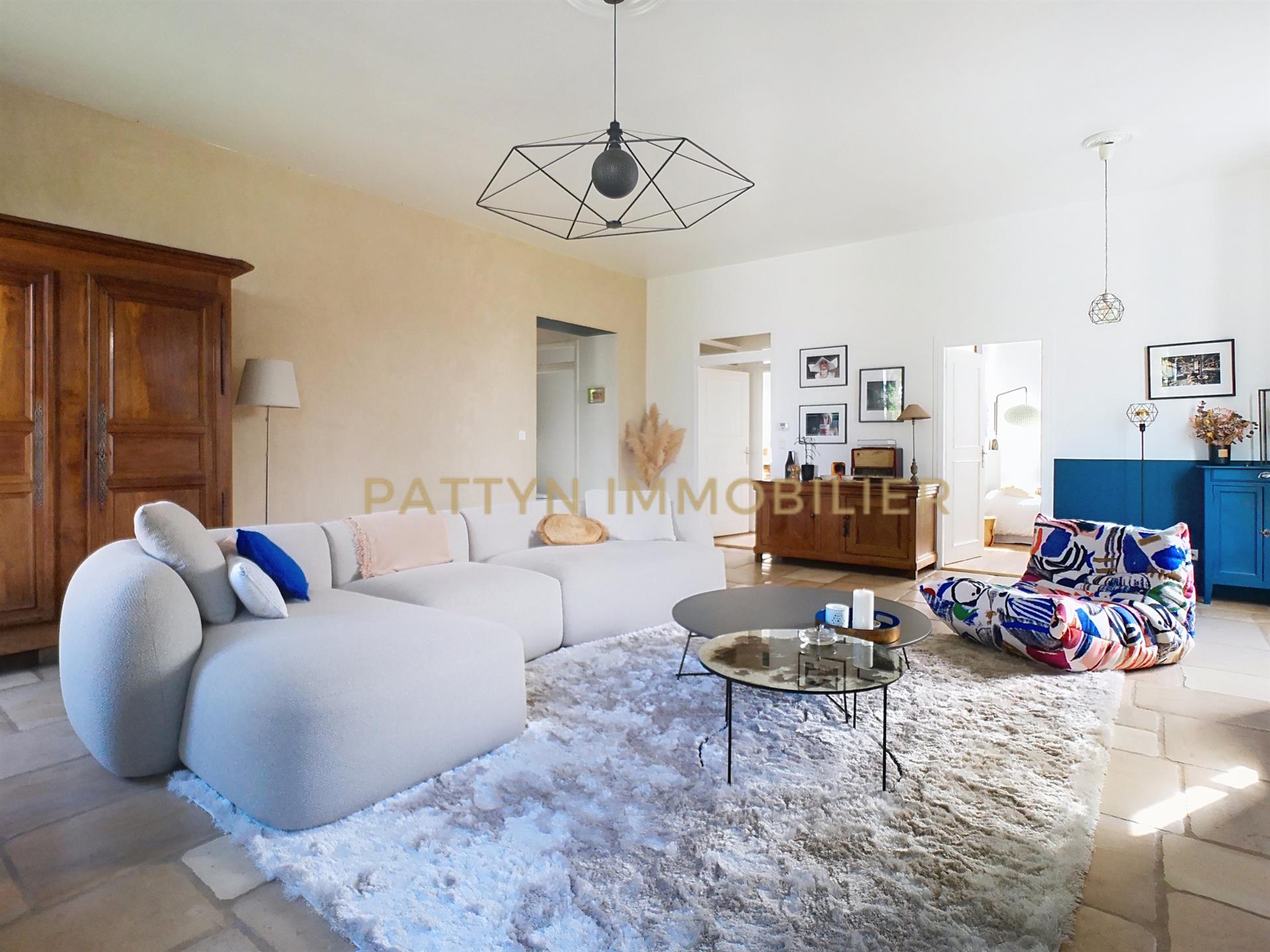 Sublime renovated T4 in a former convent of the eighteenth century, with shared garden Genay (69730)
