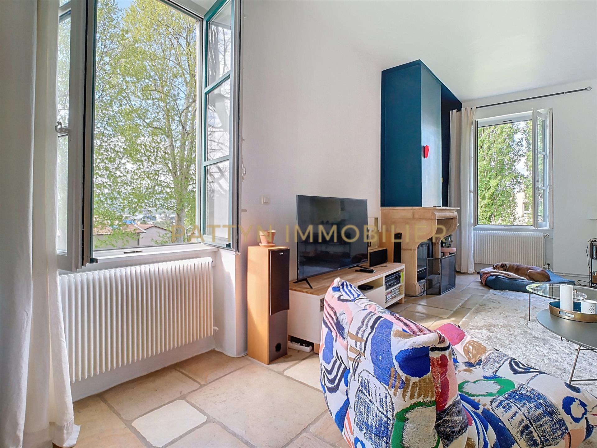 Sublime renovated T4 in a former convent of the eighteenth century, with shared garden Genay (69730)