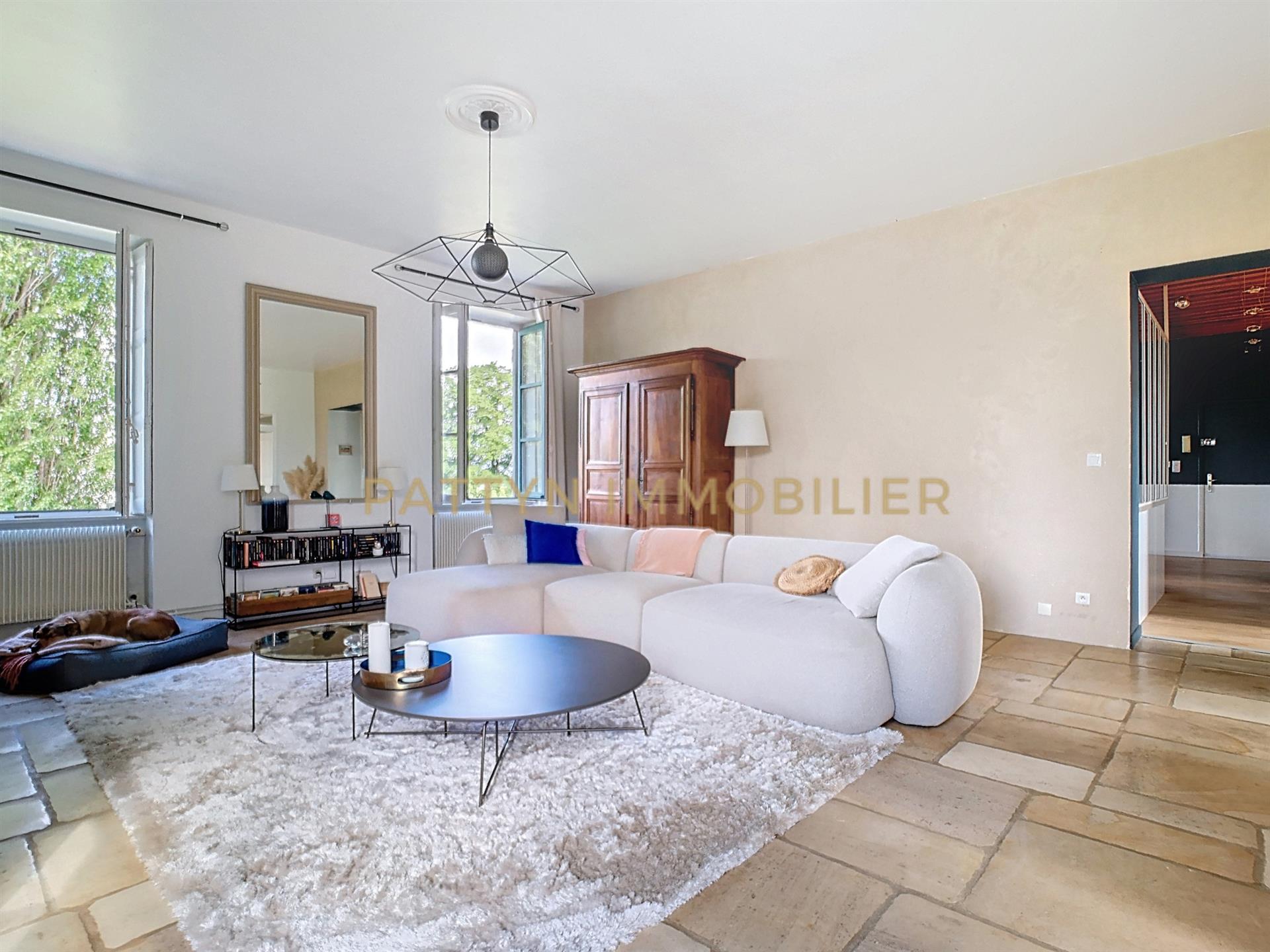 Sublime renovated T4 in a former convent of the eighteenth century, with shared garden Genay (69730)
