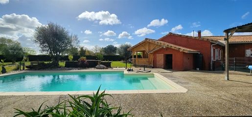 Villa op aangelegd park, zwembad, garages, terrassen en kleine bijgebouwen