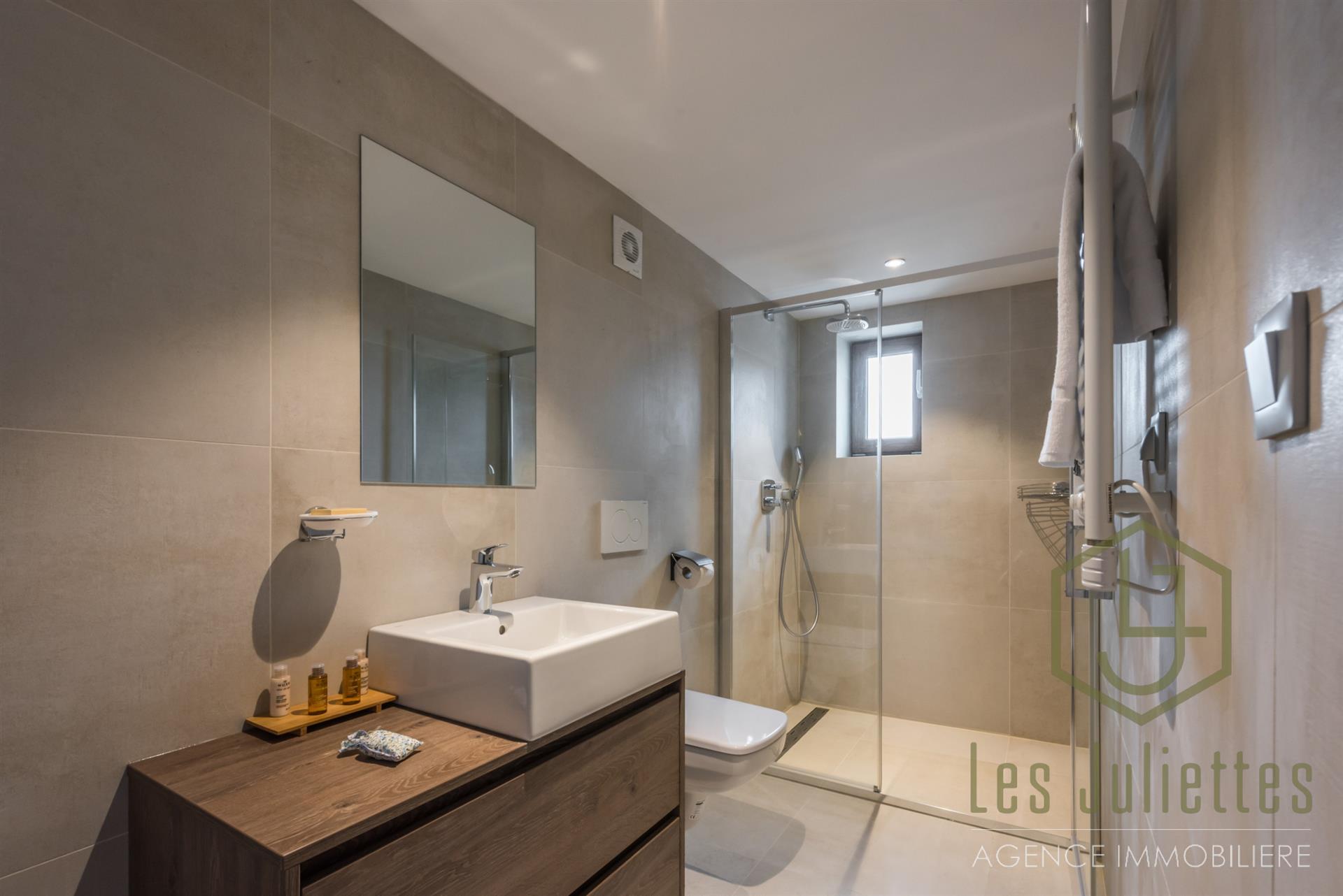 5 Bedrooms + Cabine Apartment With Terrace