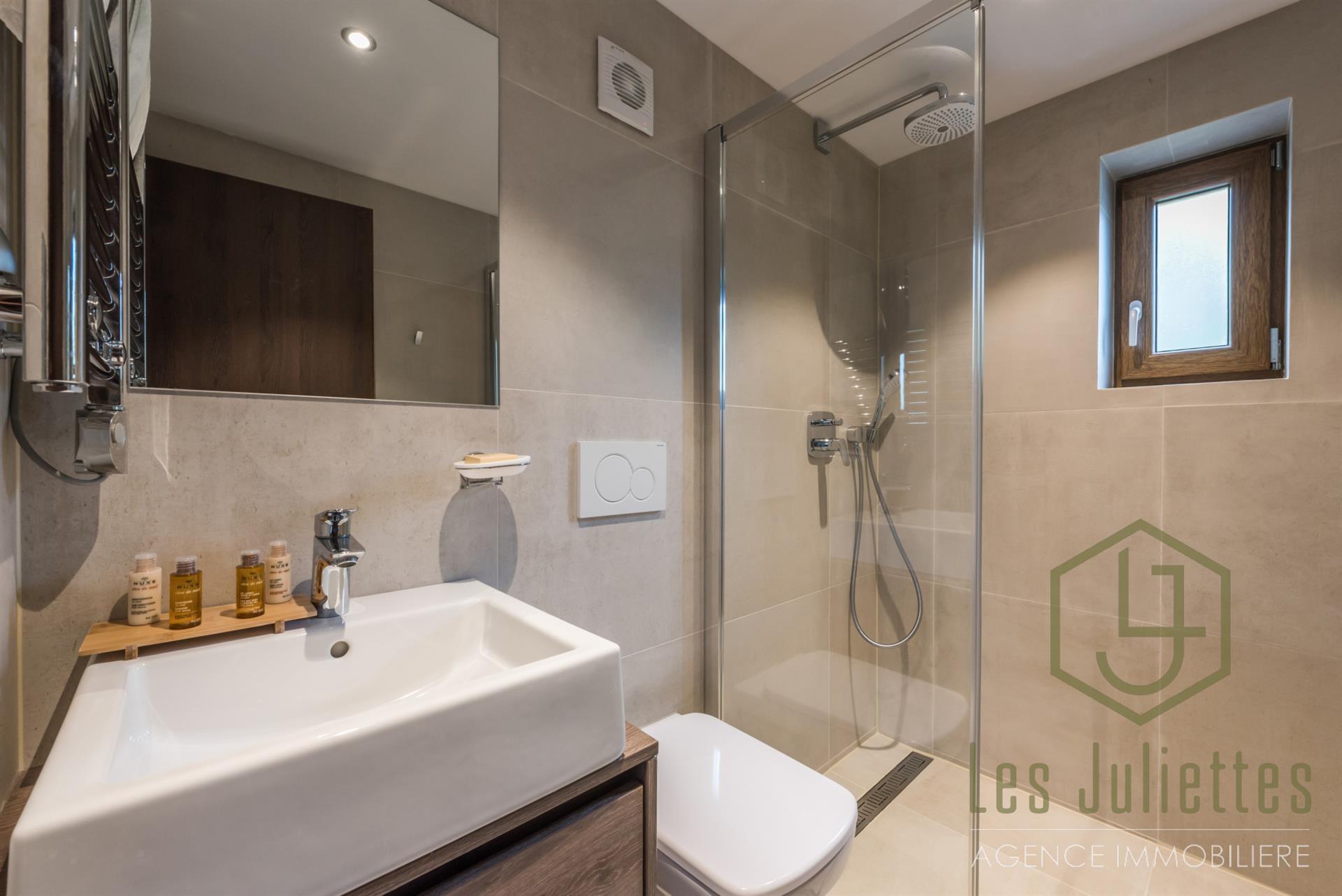 5 Bedrooms + Cabine Apartment With Terrace