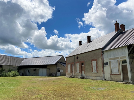 Ancien corps de ferme sur 149ha 21a 82ca