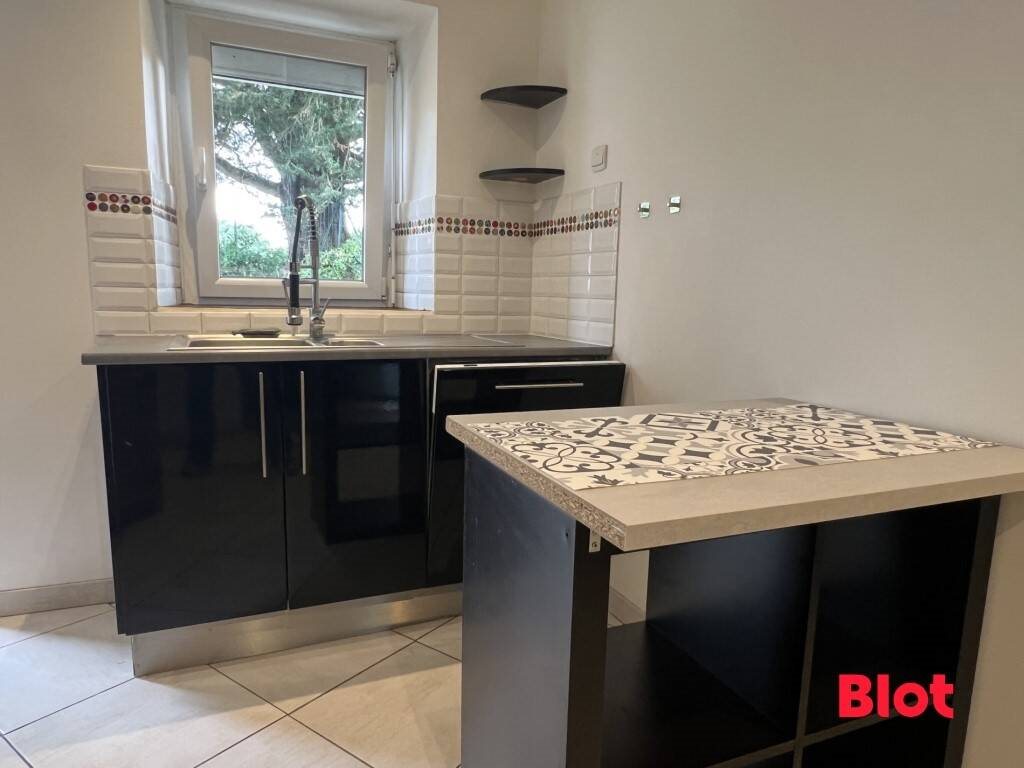 Maison à louer, 76m², Brusvily