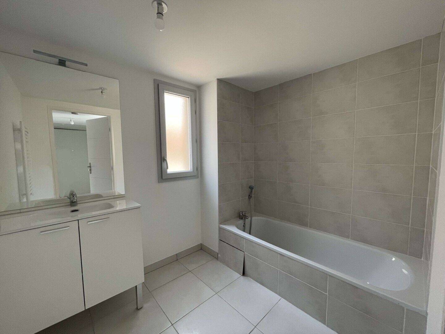 Maison à louer, 79m², Châteauneuf-Villevieille