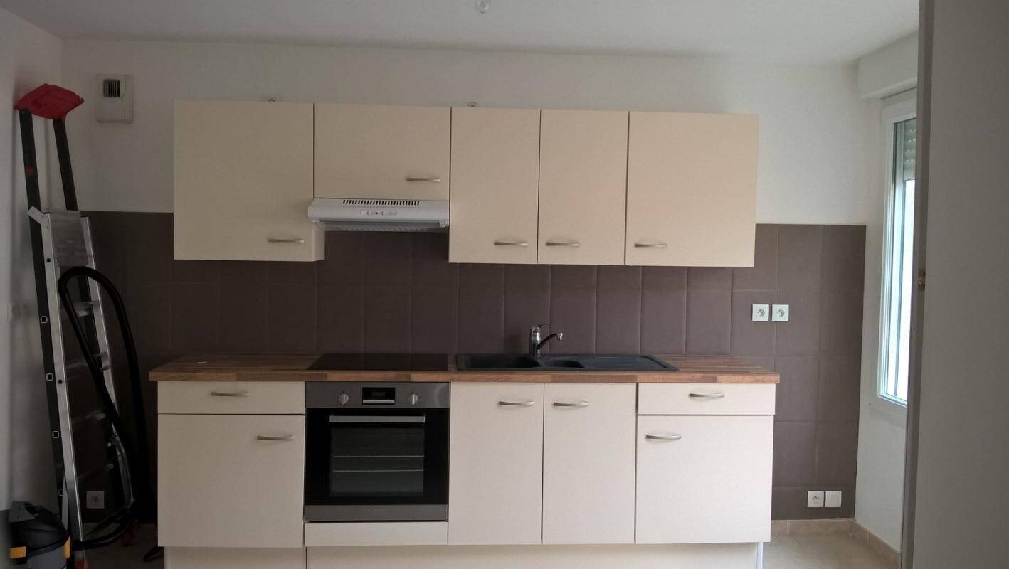 Maison à louer, 81m², Auberives-sur-Varèze