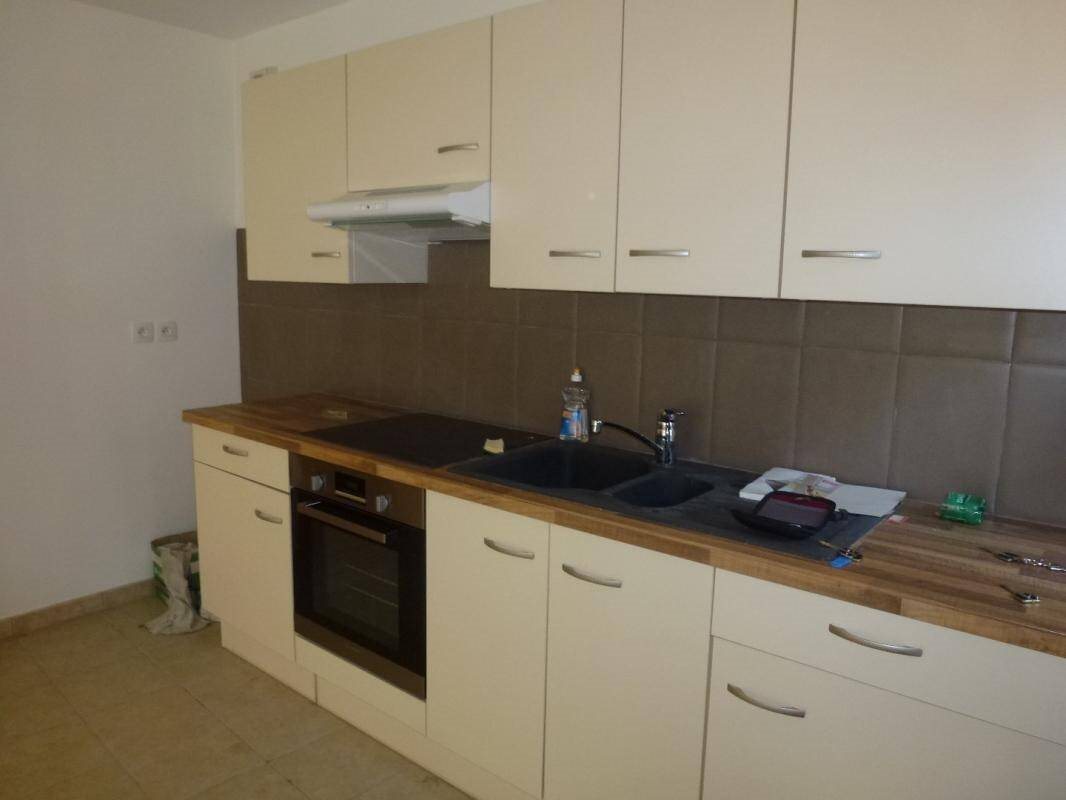 Maison à louer, 81m², Auberives-sur-Varèze