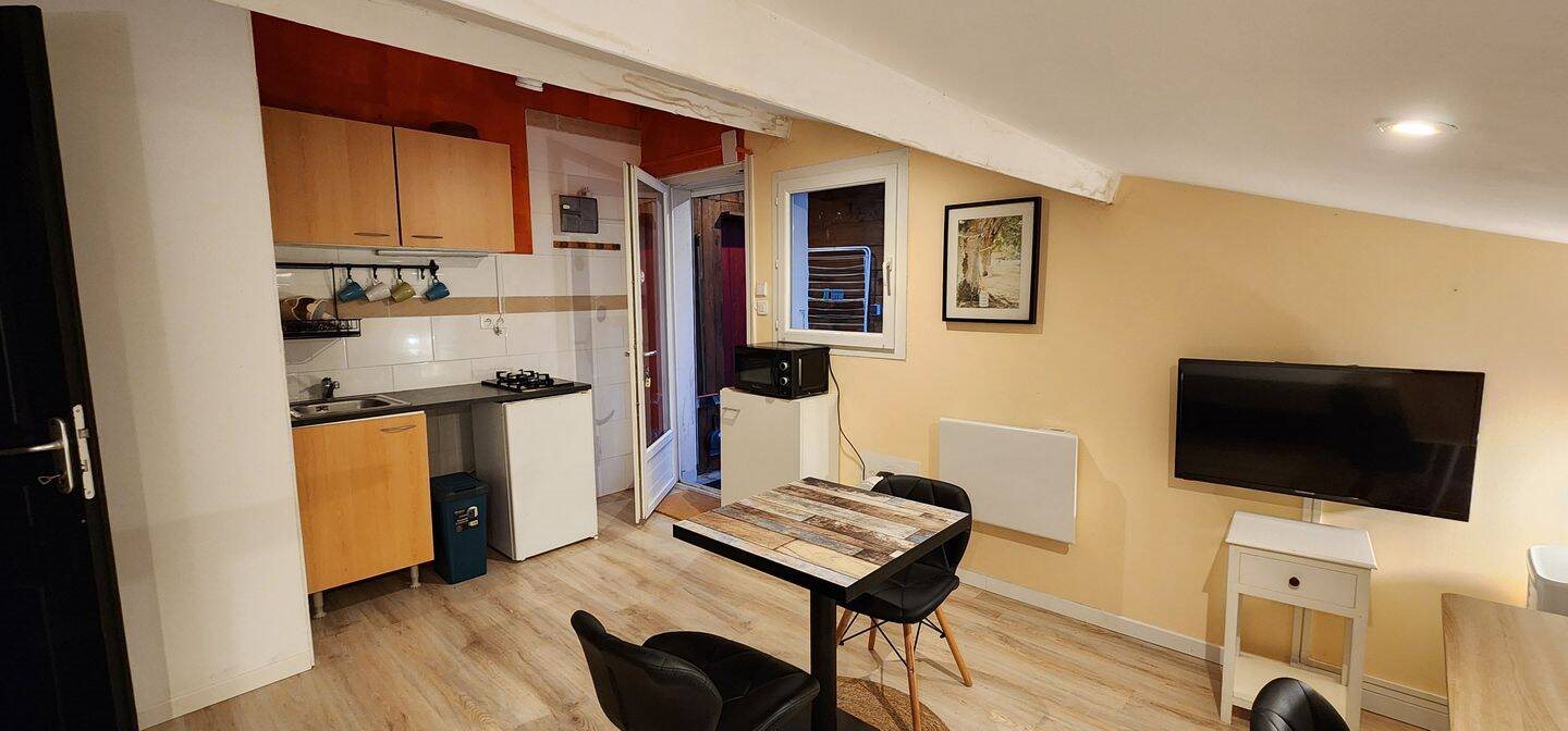 Appartement à louer, 22m², Saint-Julien-les-Rosiers