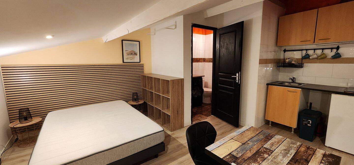 Appartement à louer, 22m², Saint-Julien-les-Rosiers