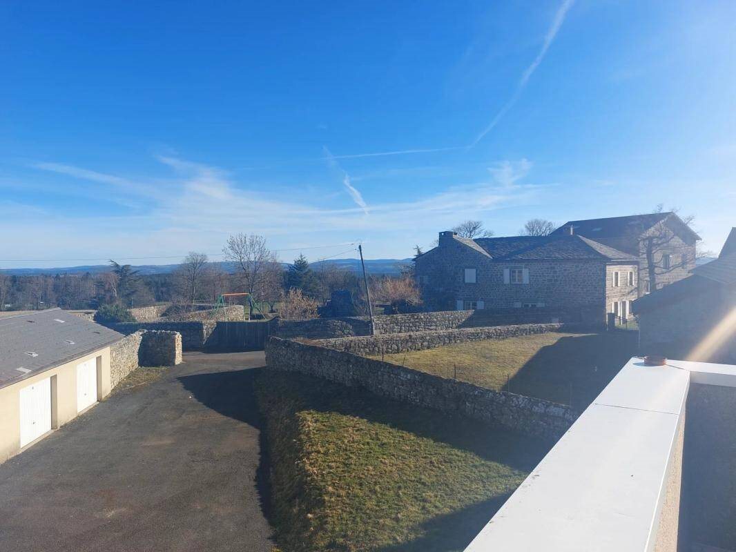 Appartement à louer, 72m², Saint-Jeures