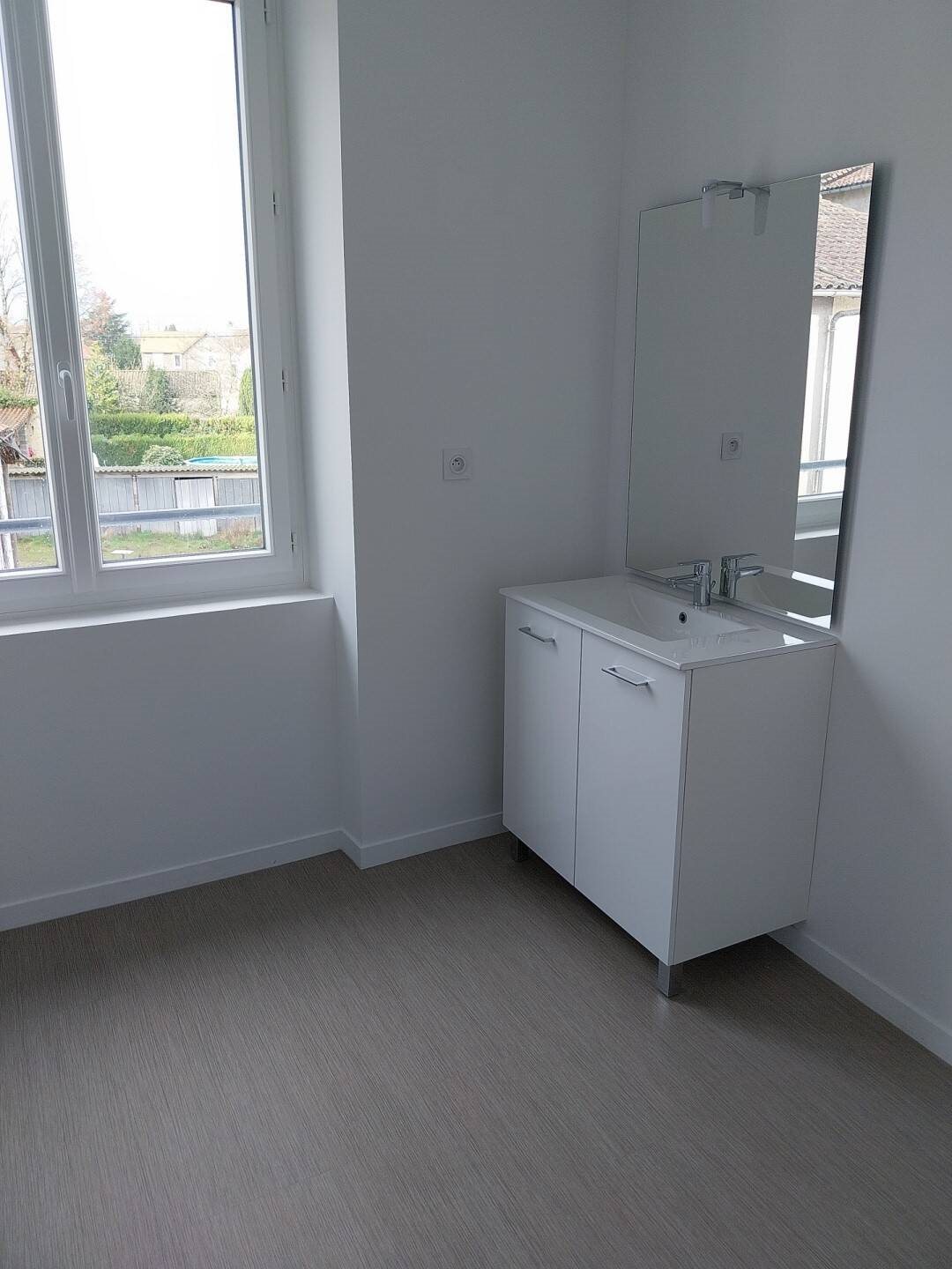 Appartement à louer, 66m², Chabanais