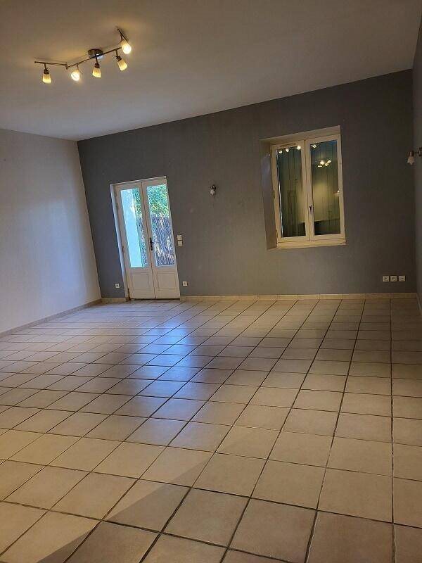 Appartement à louer, 79m², Eyguières