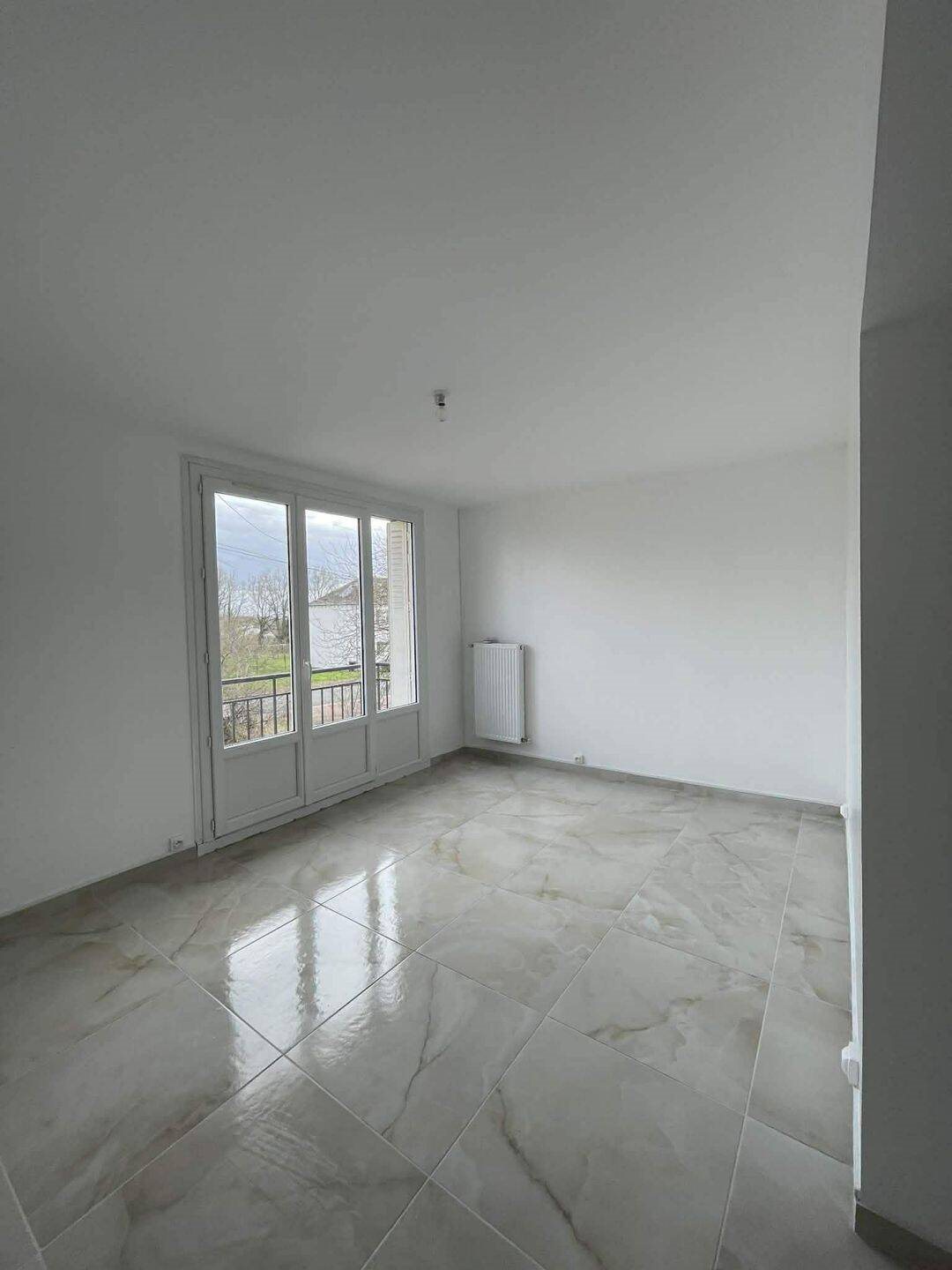 Appartement à louer, 70m², Descartes