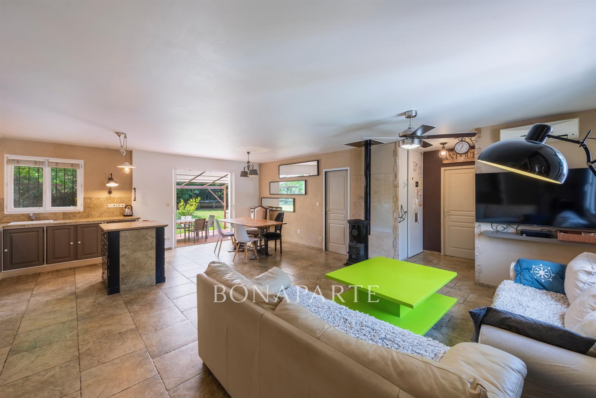 Exclusive: Very beautiful single-story villa, recent, not overlooked and close to amenities