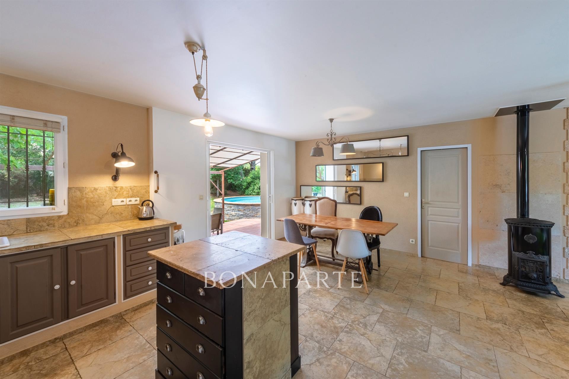 Exclusive: Very beautiful single-story villa, recent, not overlooked and close to amenities