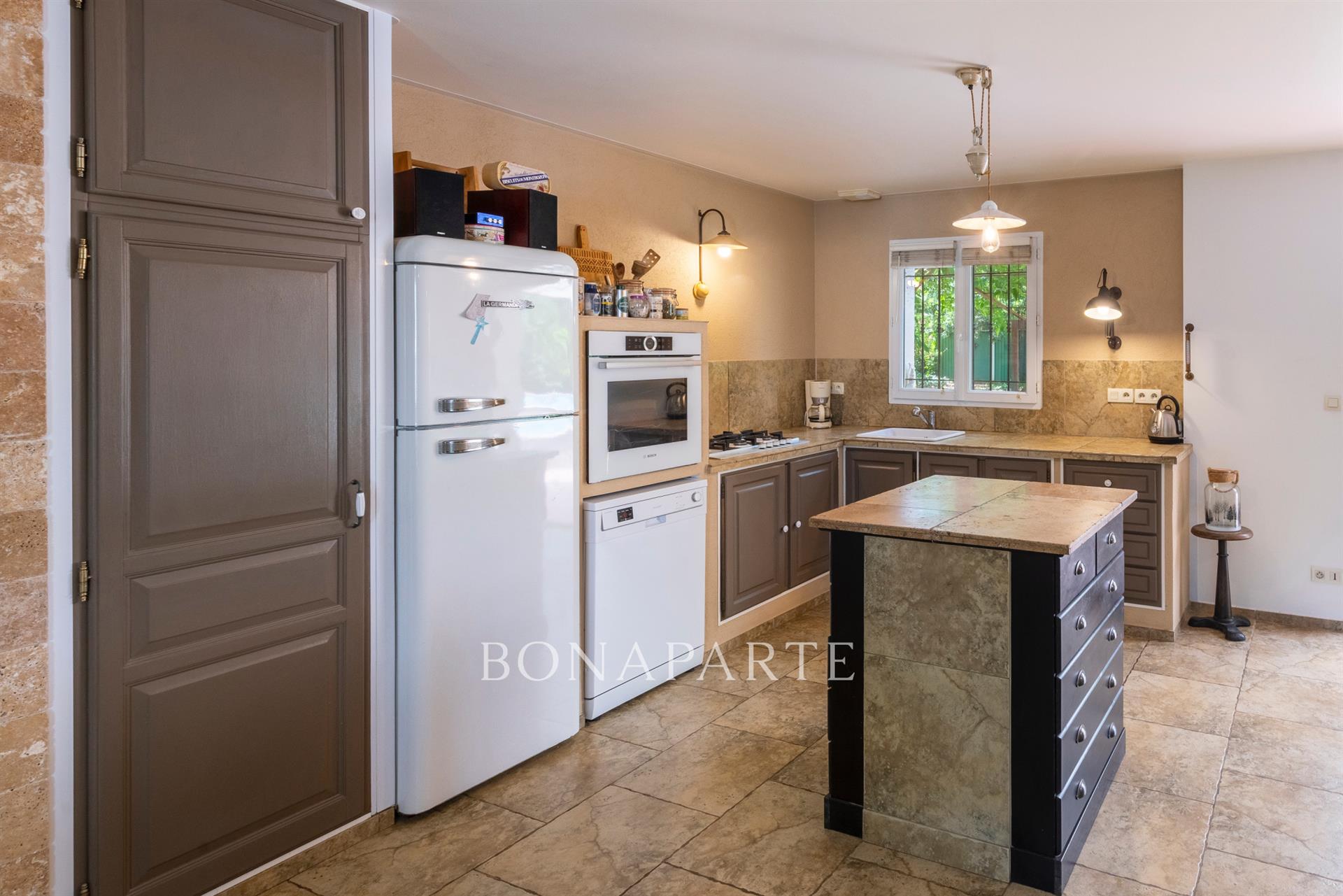 Exclusive: Very beautiful single-story villa, recent, not overlooked and close to amenities