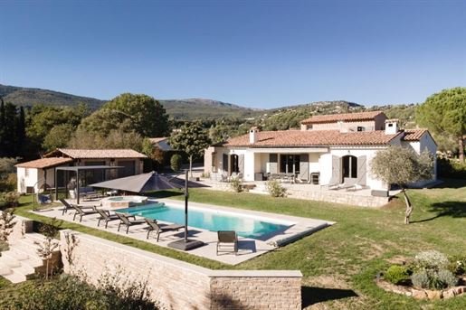 Four-Bedroom house (171 sqm) for sale in Chateauneuf Grasse