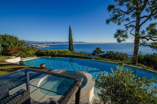 Élégance Méditerranéenne : Villa Provençale de Luxe avec Vue Panoramique à Théoule-sur-Mer